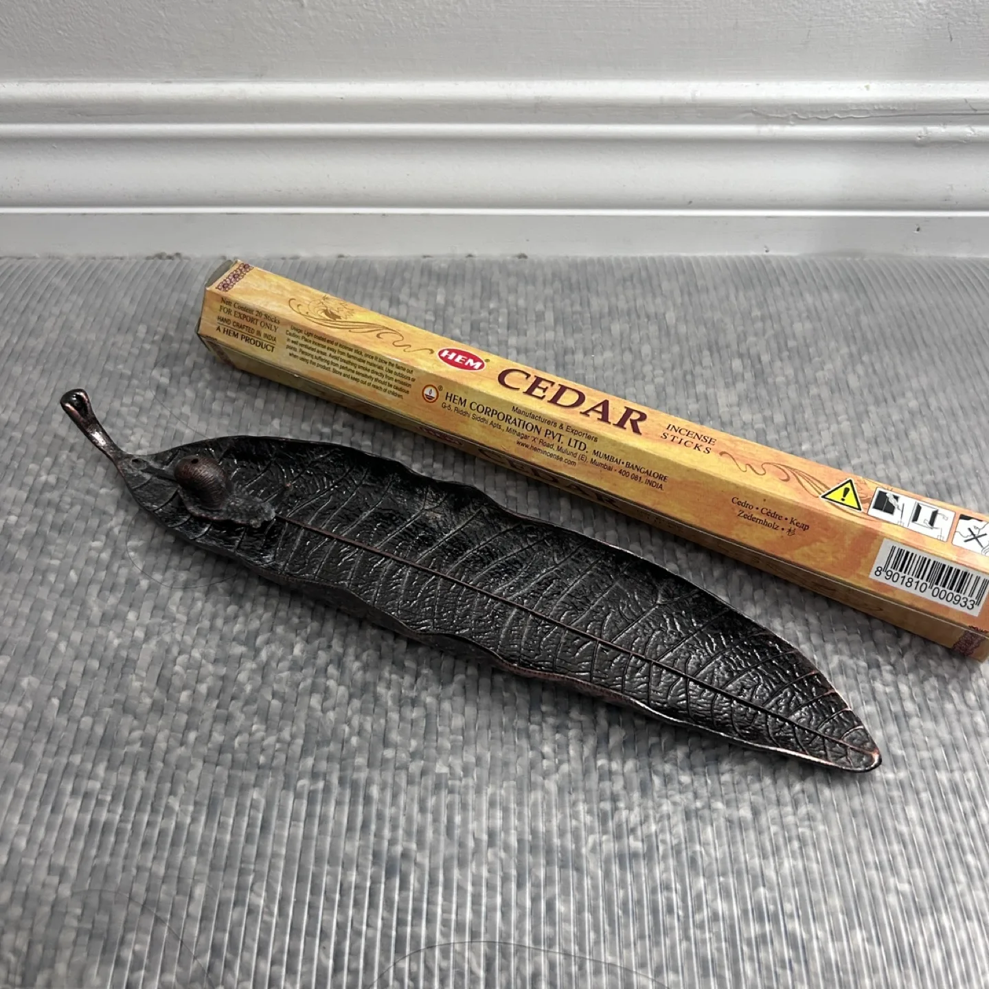 Leaf Incense Burner with Snail thumbnail