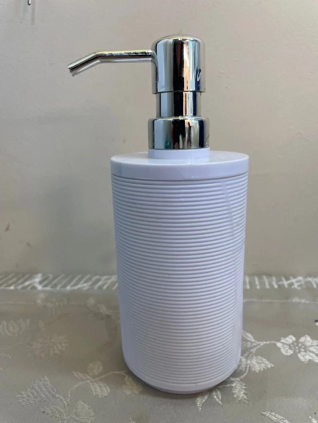White Soap Dispenser image indicator(2)