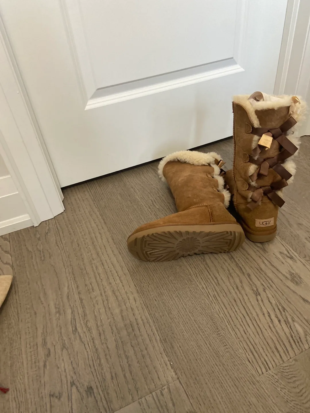 UGG Brown Bow Boots image indicator(2)