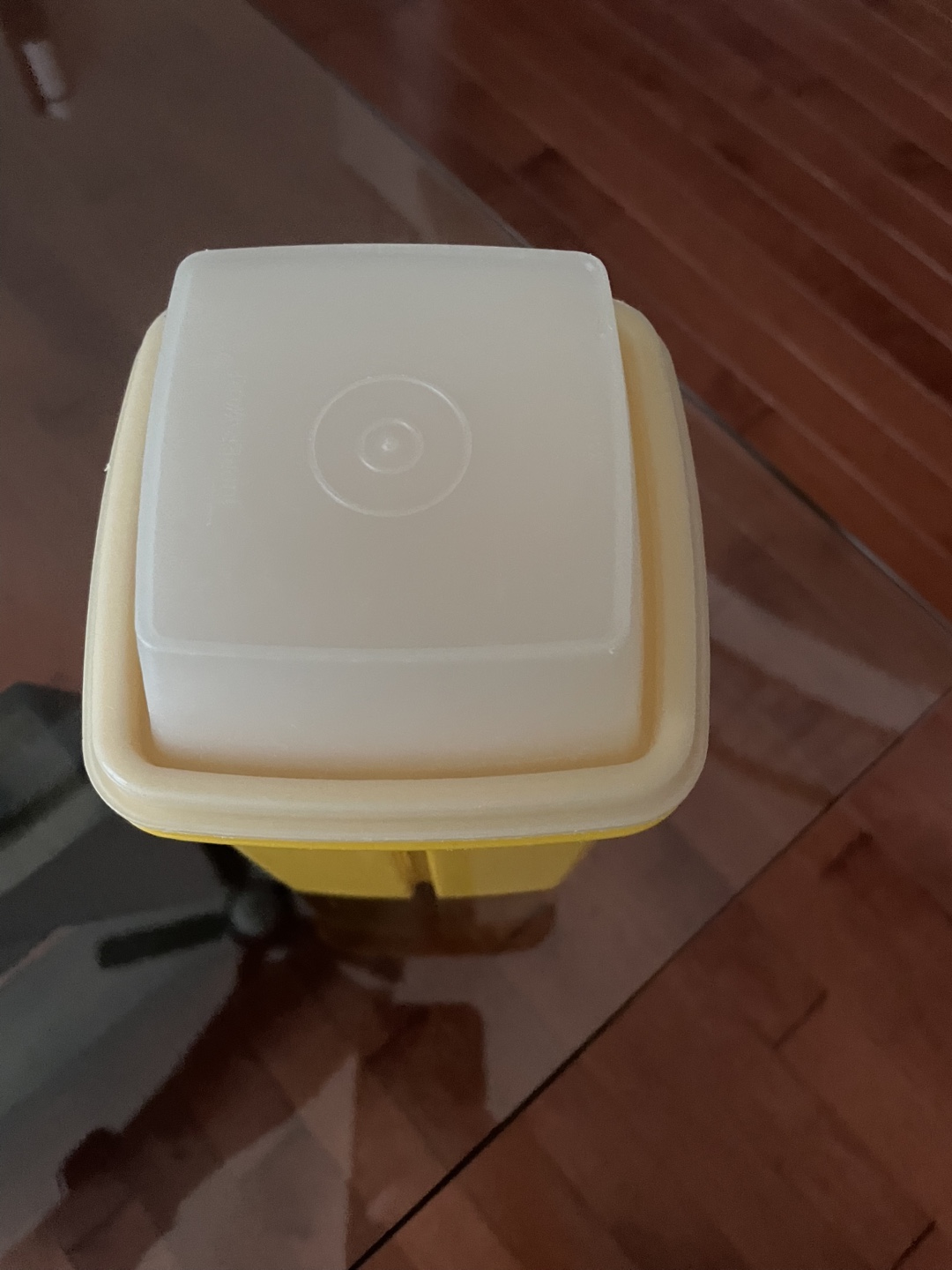 Yellow Tupperware pickle container - photo 4