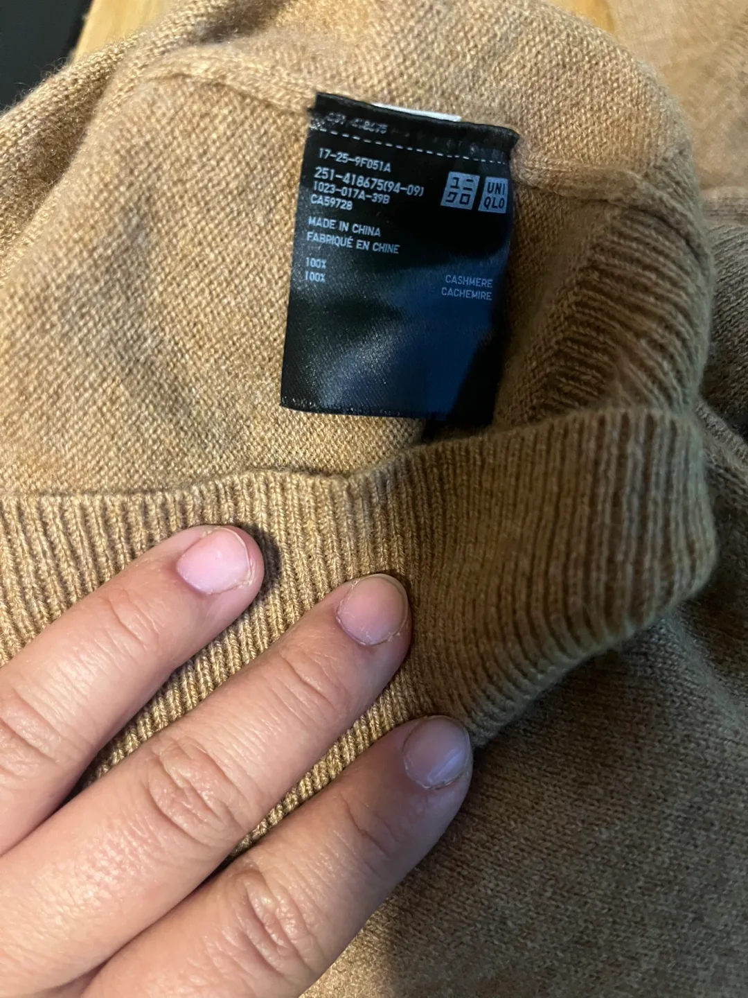 UNIQLO Men's Cashmere V-Neck Sweater image indicator(5)