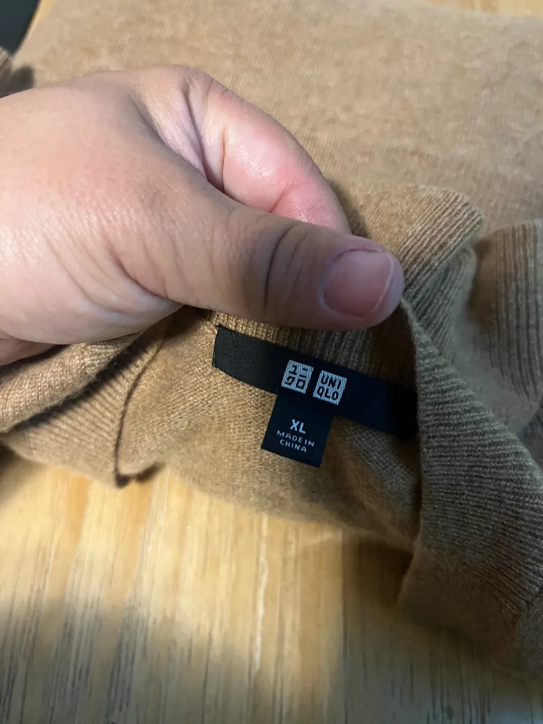 UNIQLO Men's Cashmere V-Neck Sweater image indicator(4)