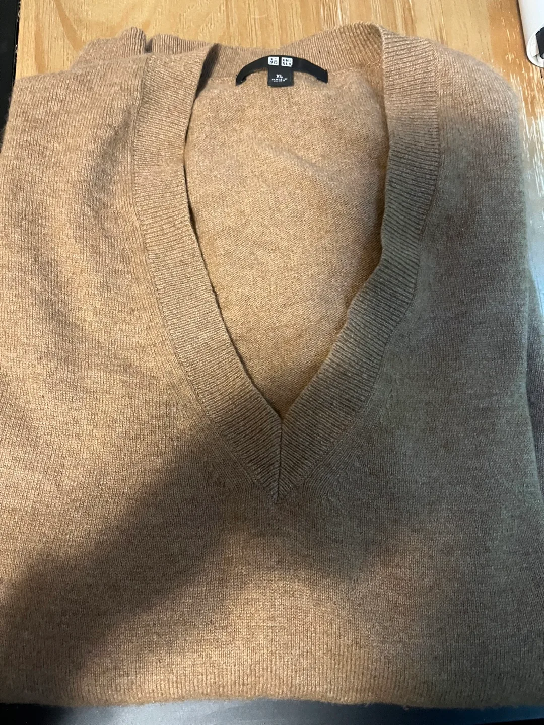 UNIQLO Men's Cashmere V-Neck Sweater image indicator(2)