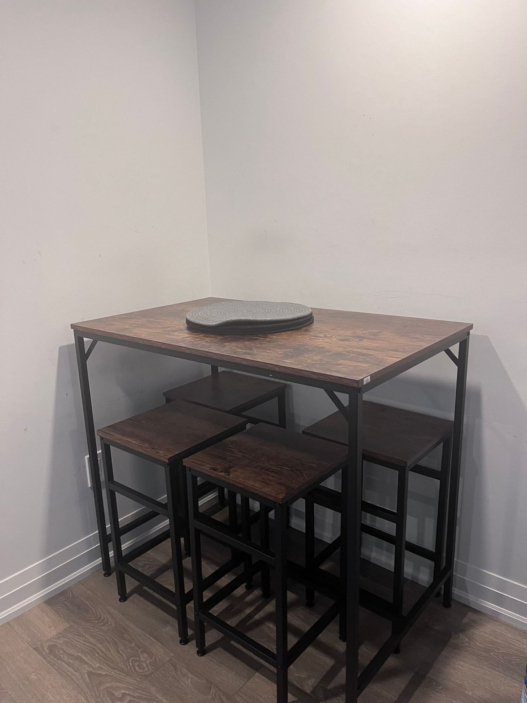 Bar/dining Table and Stools Set