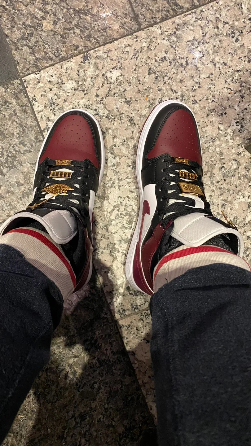 Air Jordan 1 Mid SE Gold Pendants image indicator(2)