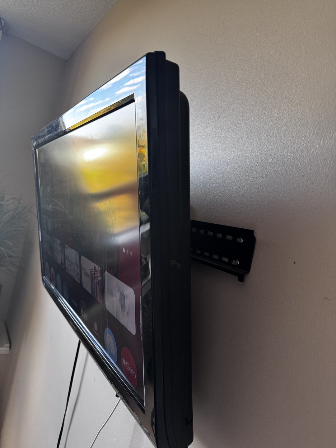 Sharp 32 Inch TV - photo 2