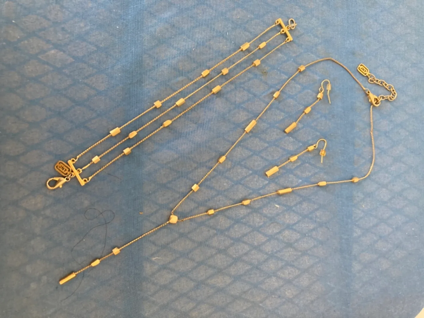 Gold Tone Jewelry Set image indicator(2)