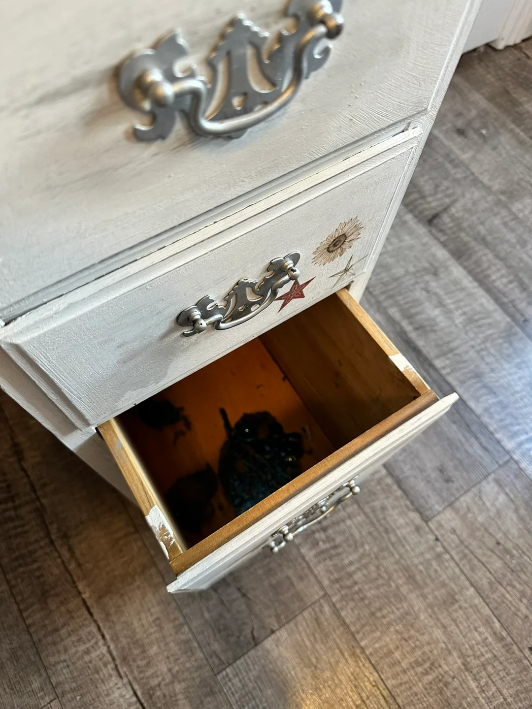 White Desk with Horse Decals image indicator(6)