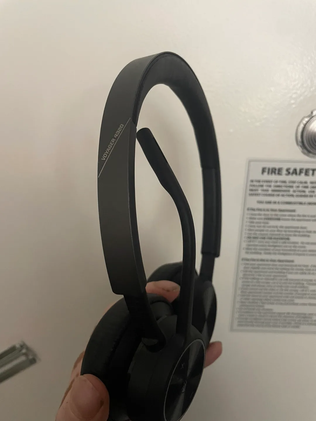 Voyager 4200 UC Wireless Bluetooth Headset image indicator(2)