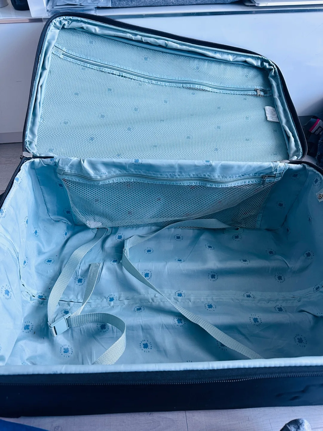 Luggage (Large checked Luggage & 3 carry on) image indicator(4)