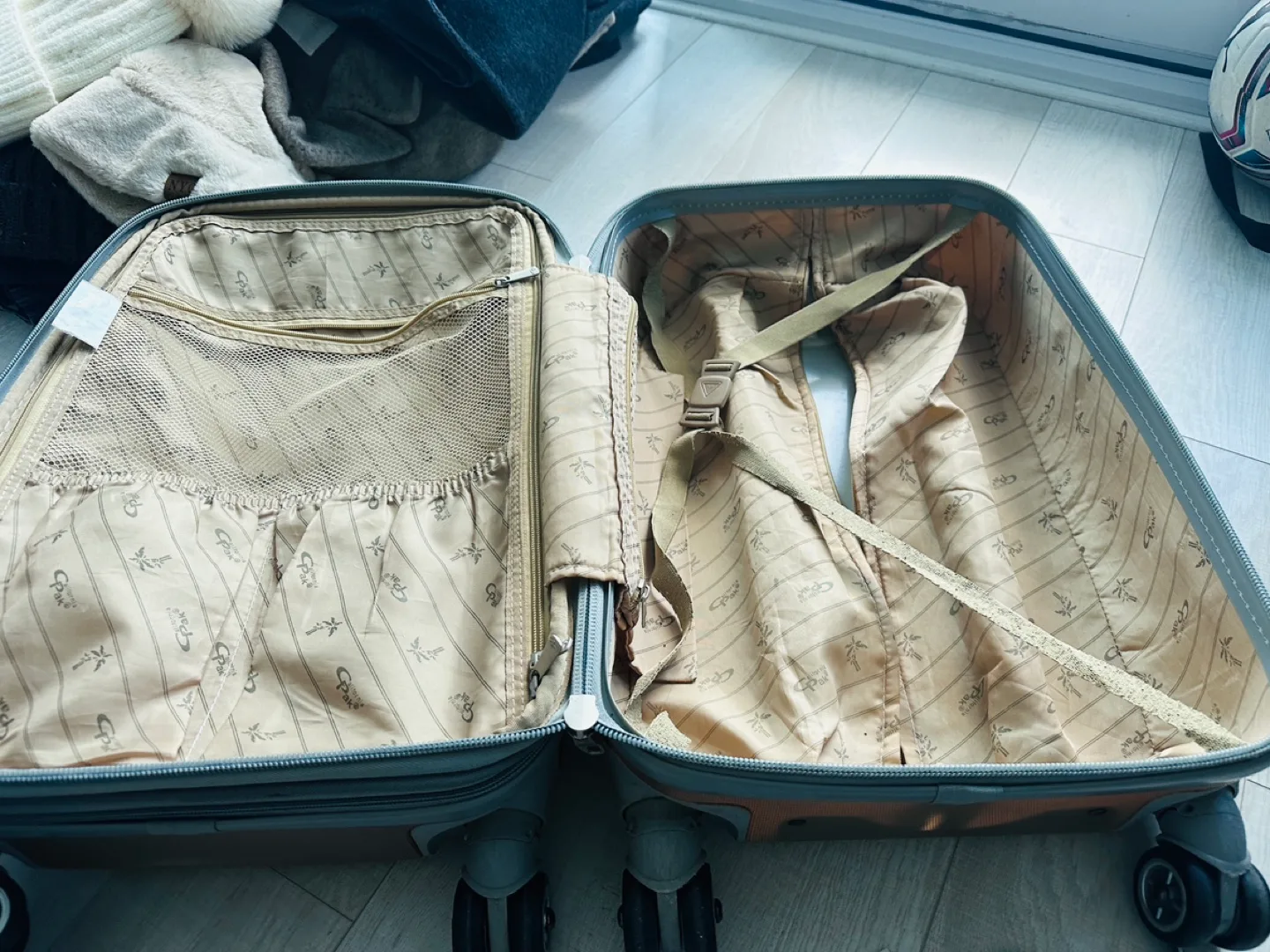 Luggage (Large checked Luggage & 3 carry on) image indicator(7)