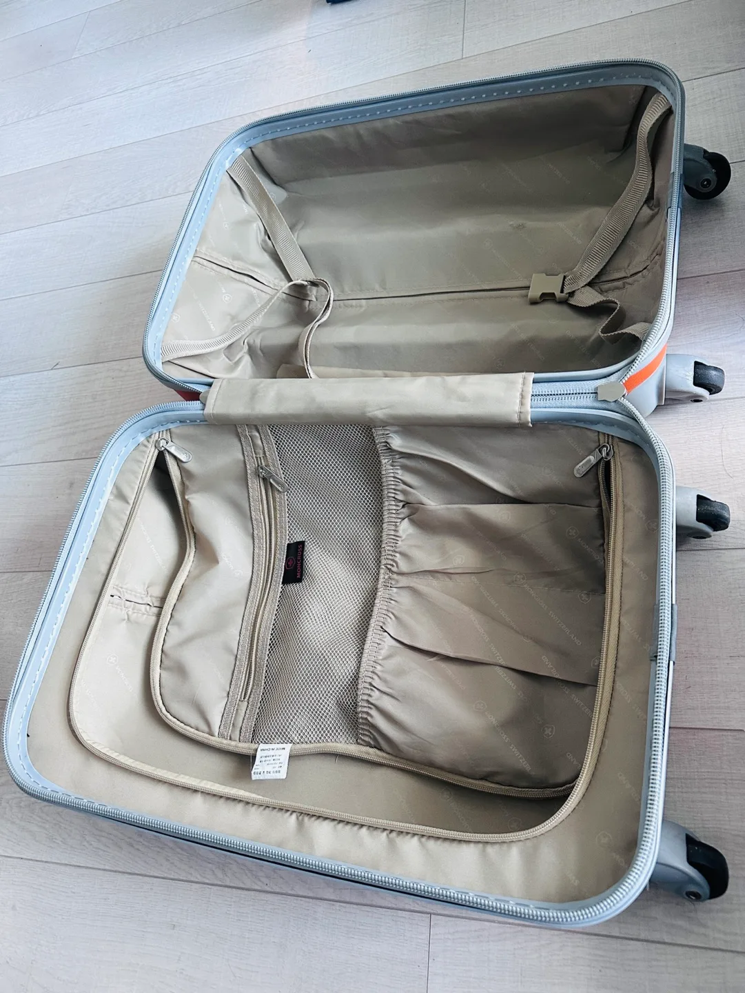 Luggage (Large checked Luggage & 3 carry on) image indicator(8)
