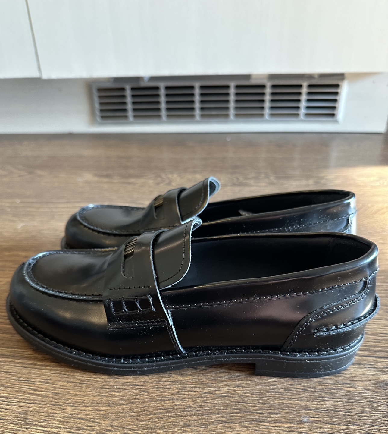 BNIB Mimosa Black Leather Loafers - Size 5 - photo 4