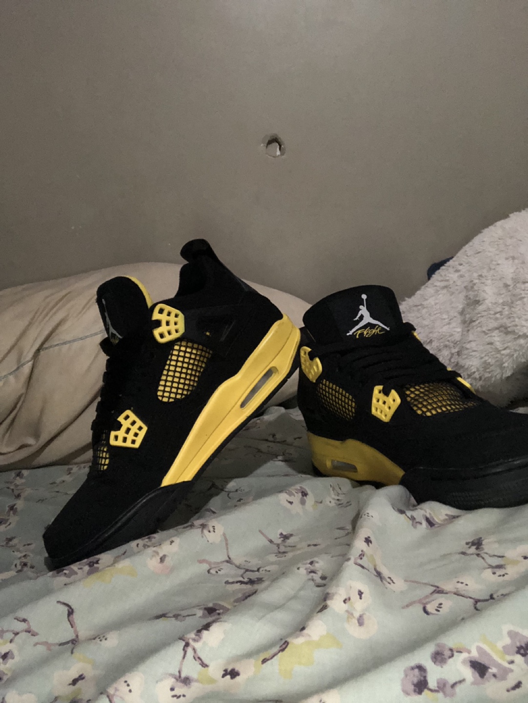 Air Jordan 4 Retro 'Lightning' Size 9.5