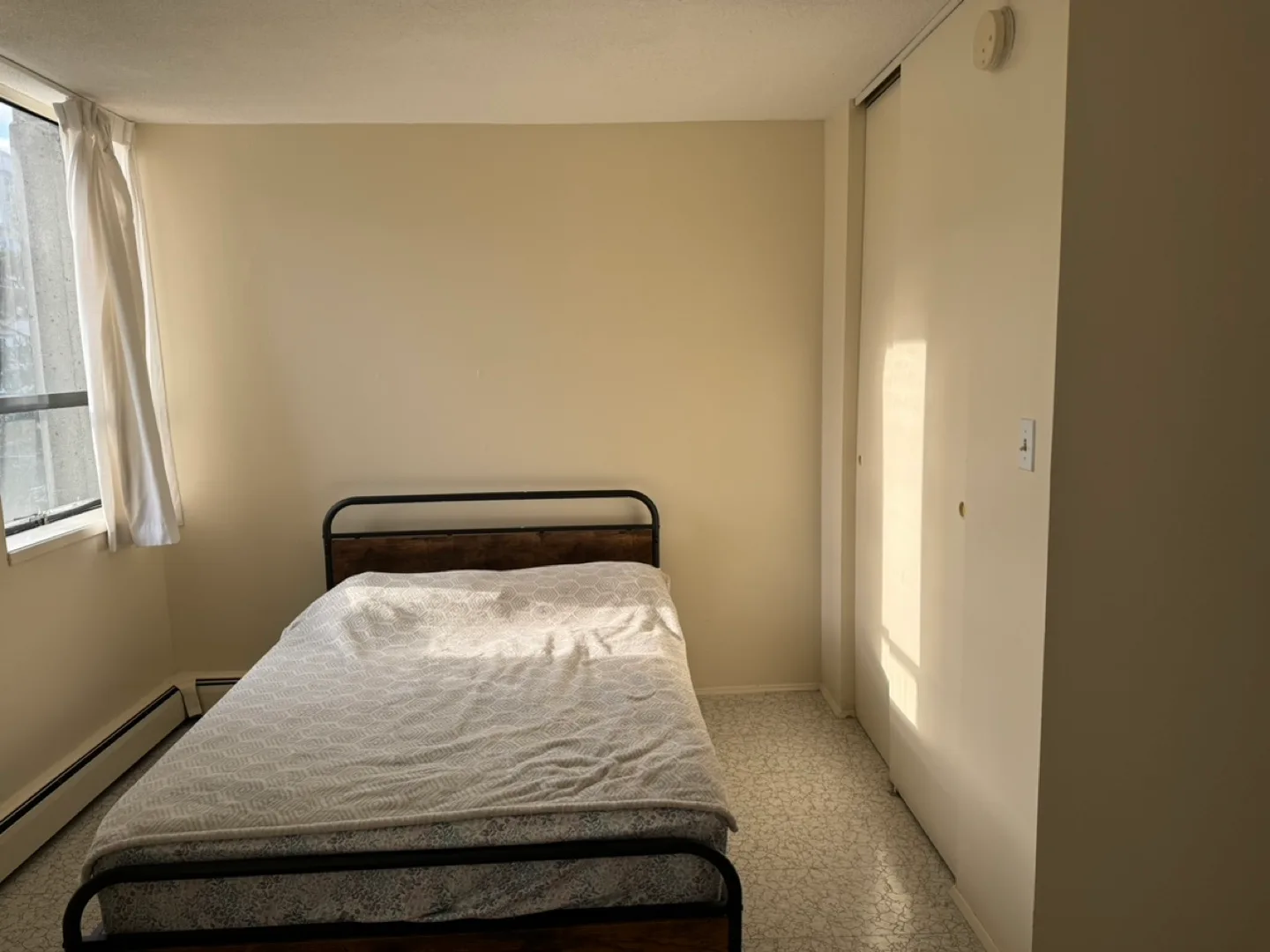 Double mattress with Metal Frame Bed image indicator(2)