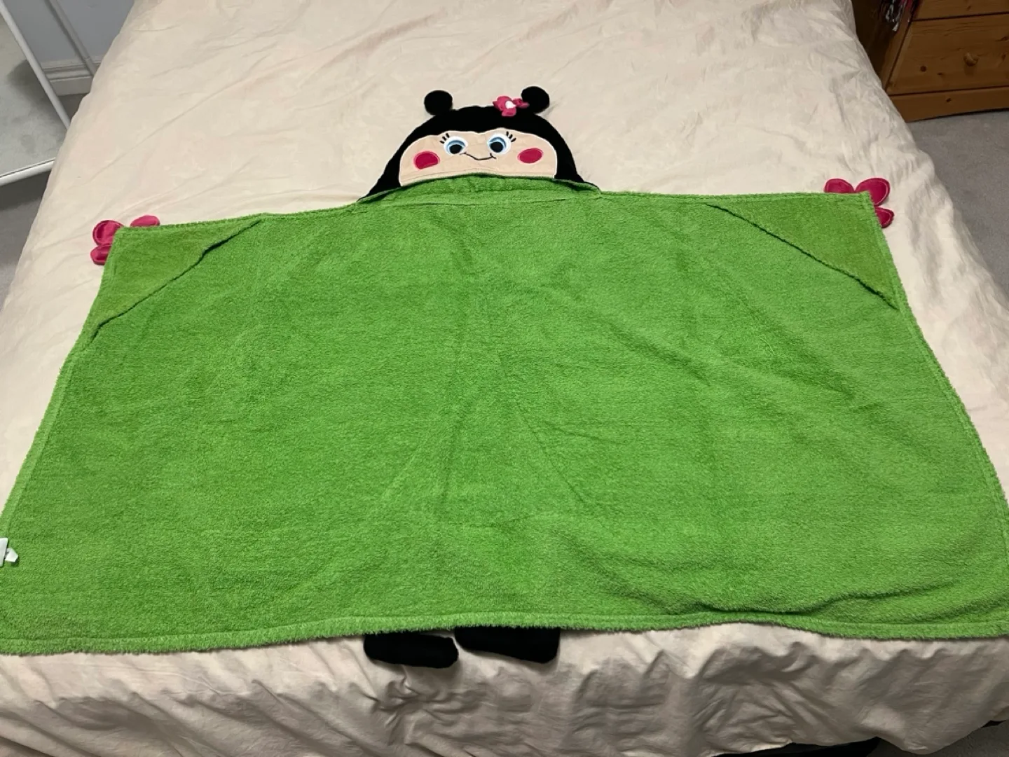 Ladybug Hooded Towel image indicator(2)