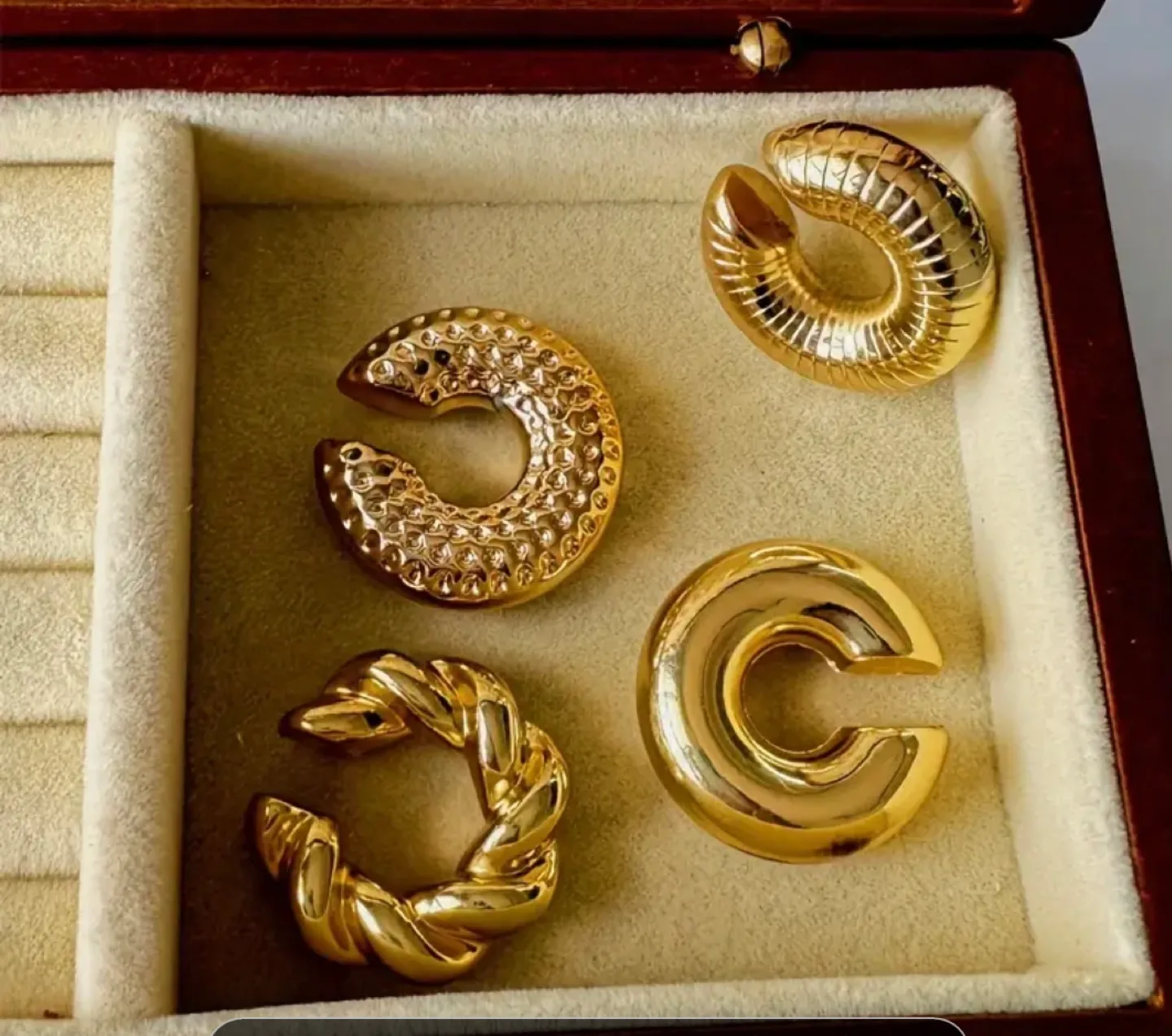 4pcs Set of Bold C-Shaped Spiral Hollow Ear Clips image indicator(3)