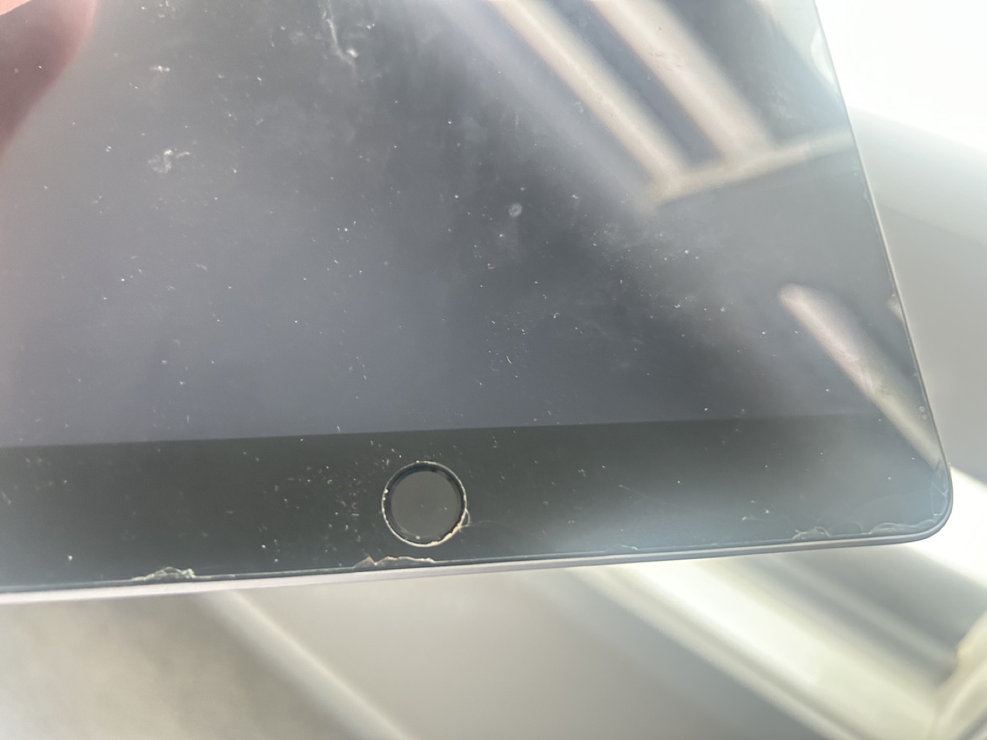 iPad 5th Generation 32GB - Cracked Screen - photo 3
