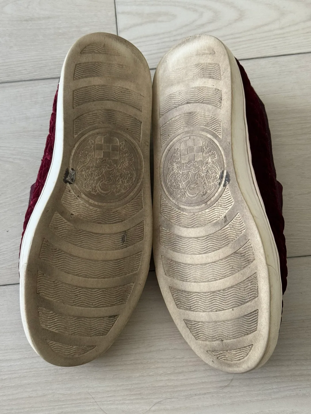 WMNS 6 Vince Camuto maroon suede slip-ons image indicator(2)