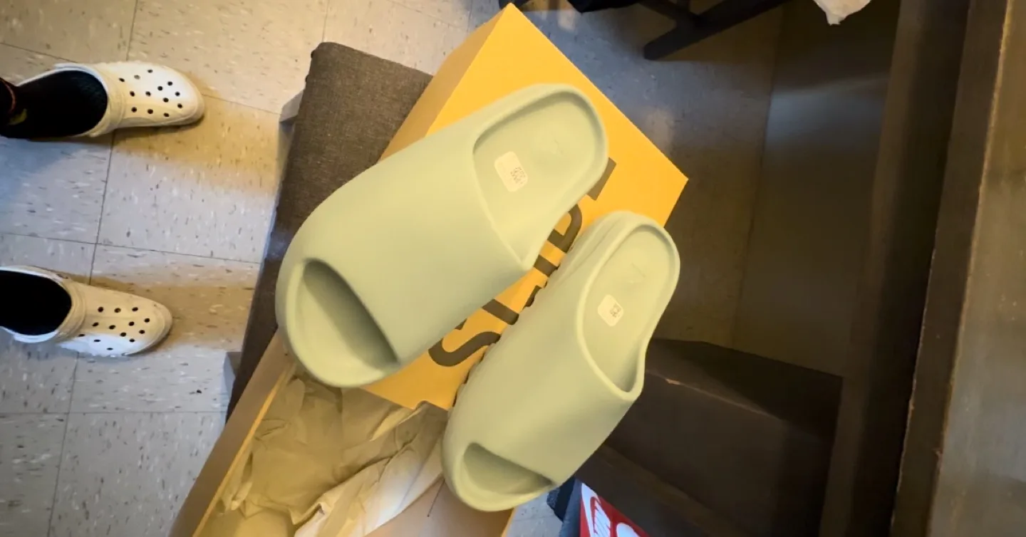 Yeezy Slides Salt thumbnail