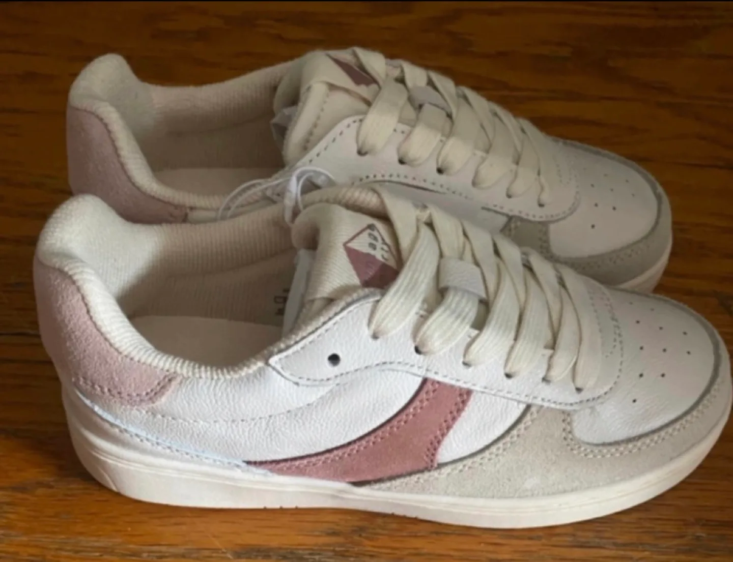 Zara White Sneakers with Pink Accents (Kids Size 34) image indicator(3)