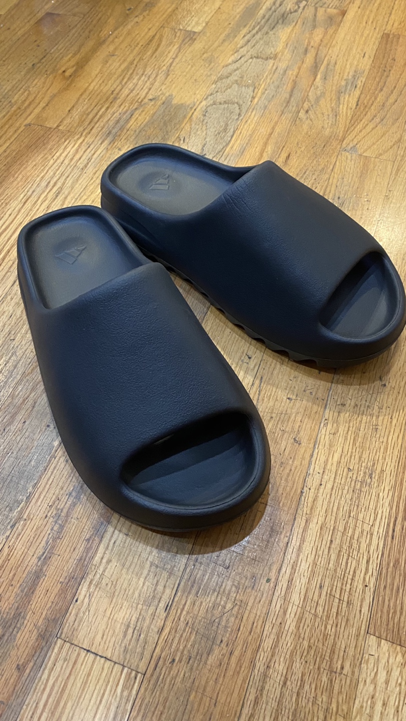 onyx Yeezy slides men’s size 12 - photo 4