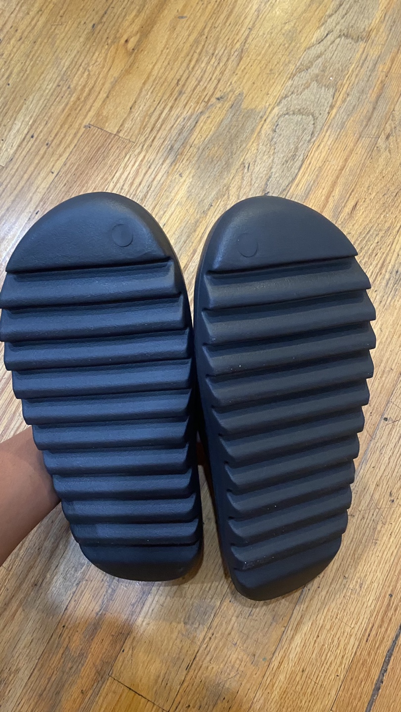 onyx Yeezy slides men’s size 12 - photo 2