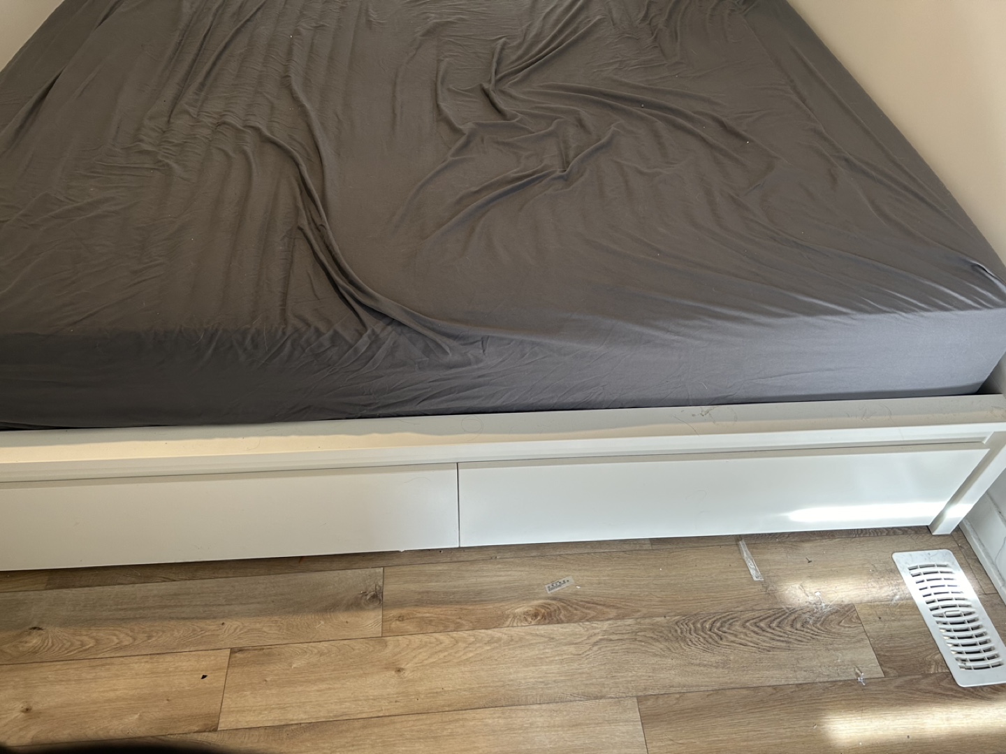 Queen Size Bed Frame with Headboard and 4 Storage drawers - photo 2