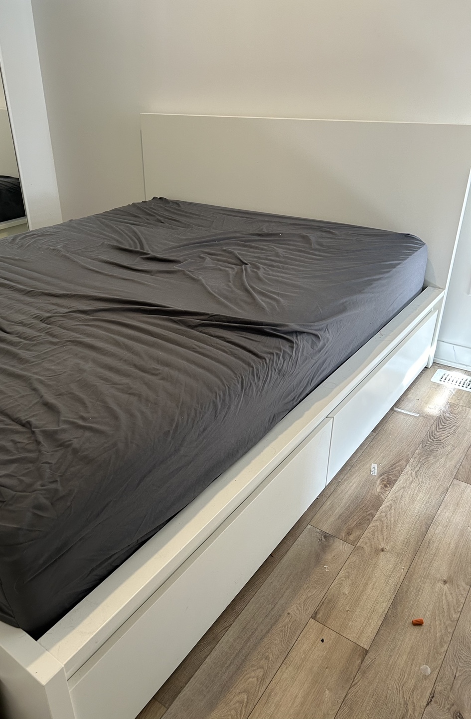 Queen Size Bed Frame with Headboard and 4 Storage drawers - photo 4