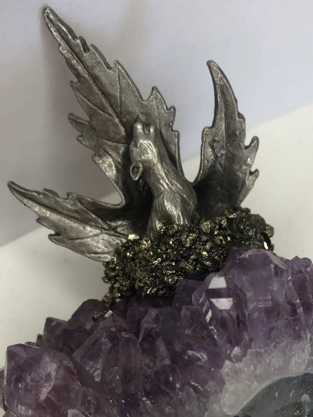 Wolf with Amethyst Crystal Base image indicator(2)