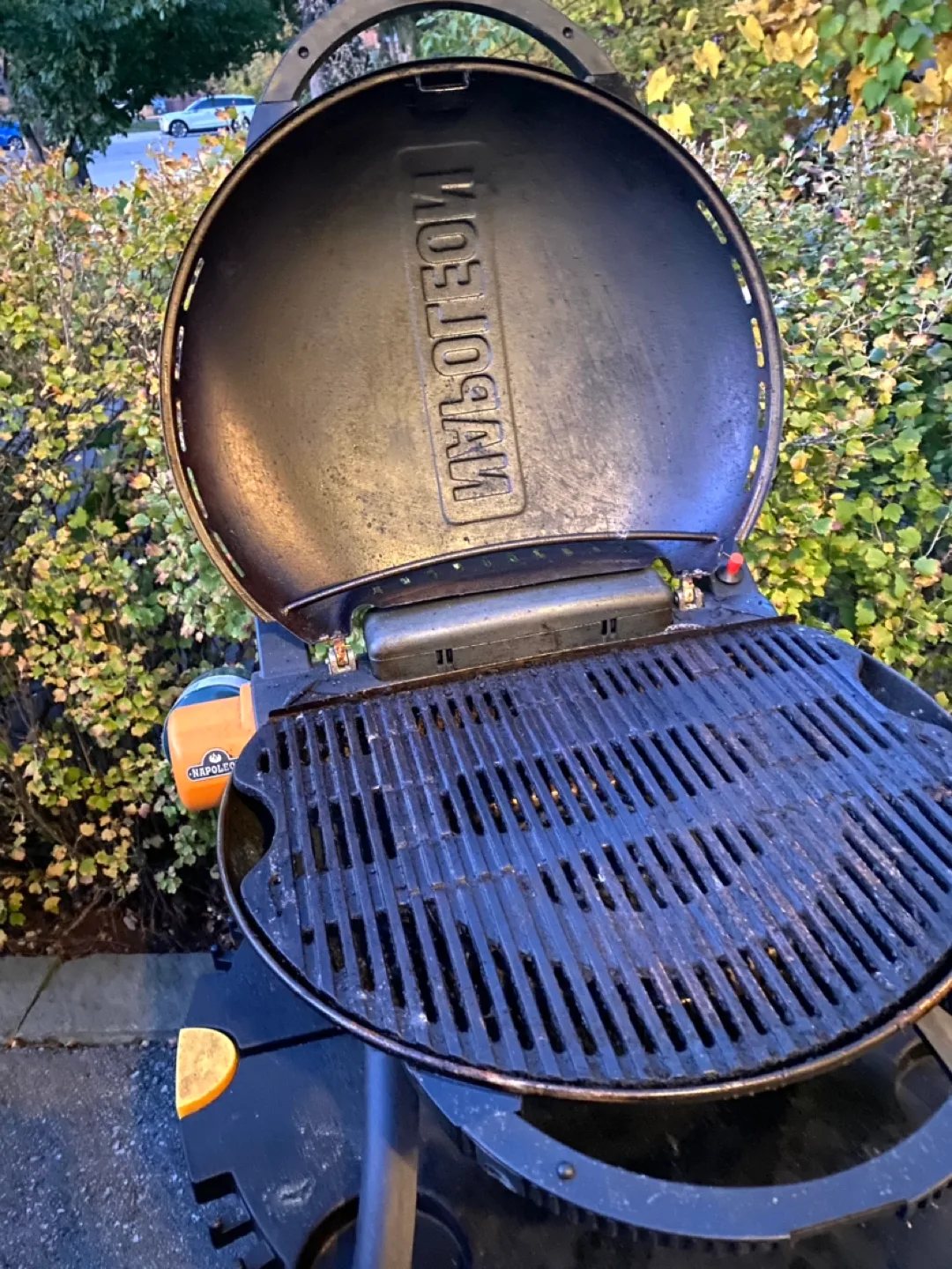 Napoleon Travel Q Portable Propane BBQ with Stand image indicator(3)