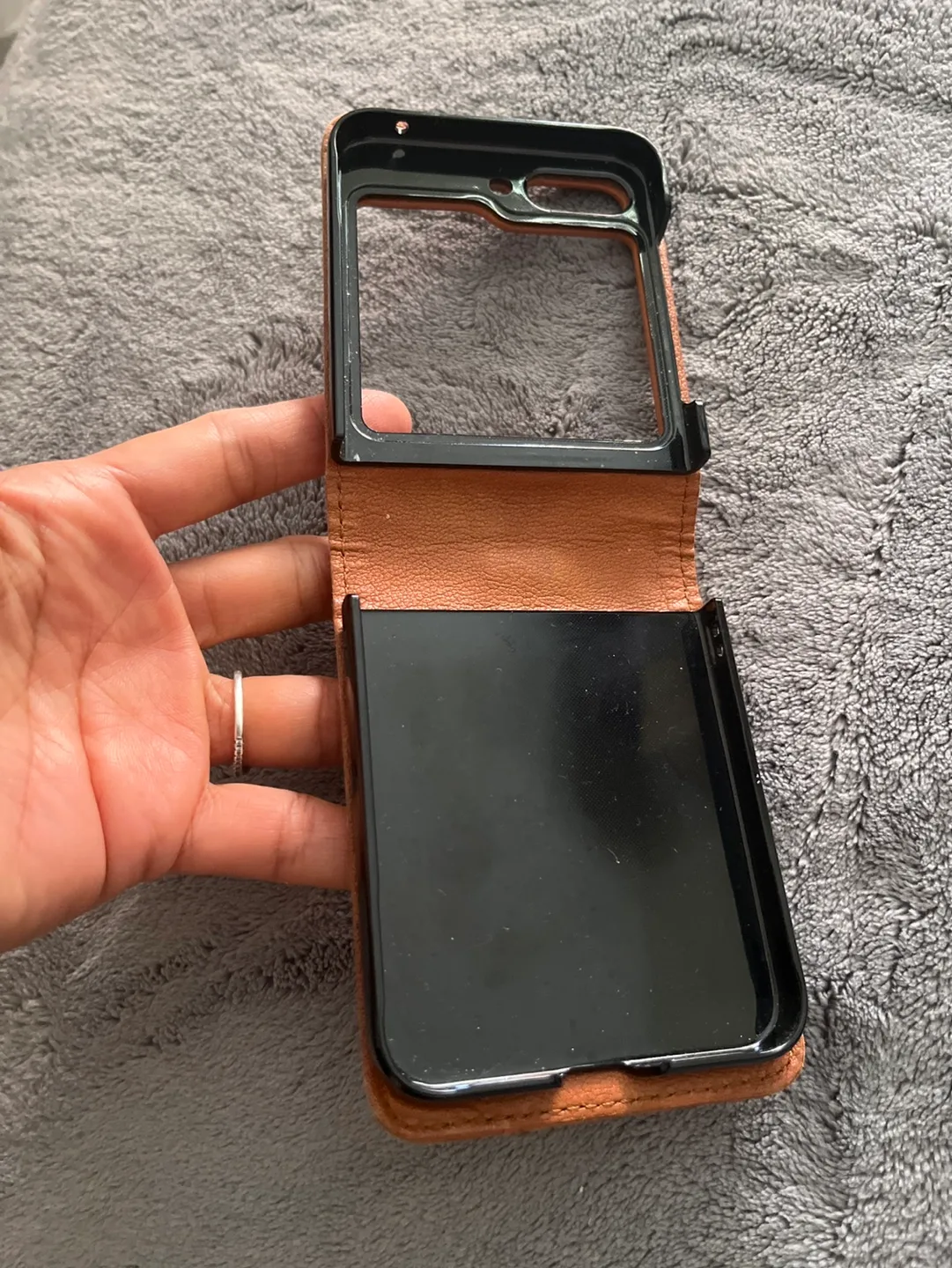 Samsung Flip 5 Leather Phone Case image indicator(3)