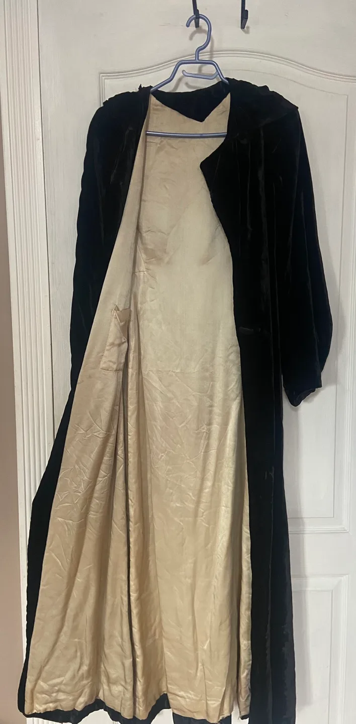 Vintage Black Velvet Hooded Robe image indicator(2)