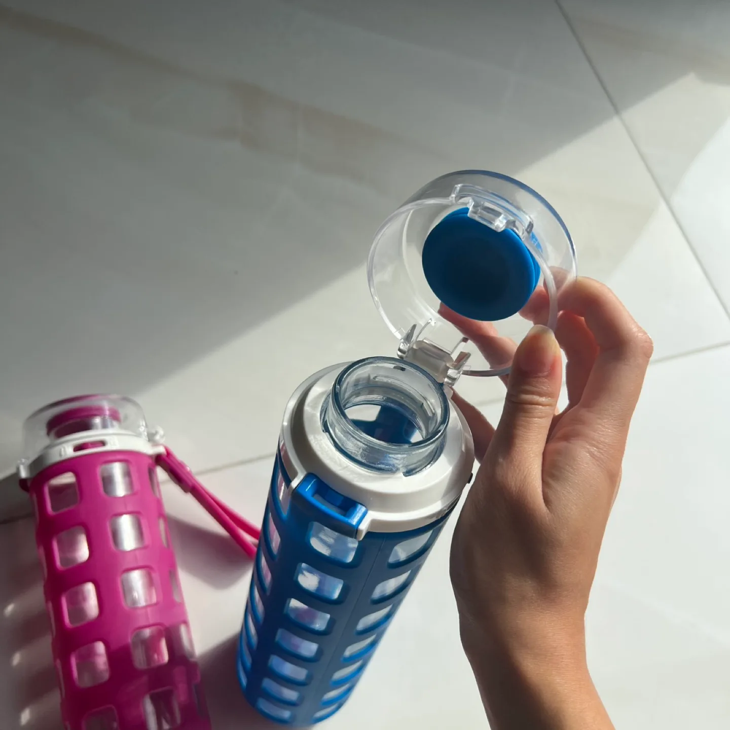 TWO Ello Glass Water Bottle with Protective Silicone Sleeve image indicator(3)