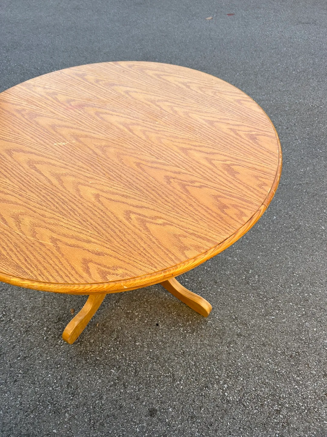 Round Dining Table image indicator(3)