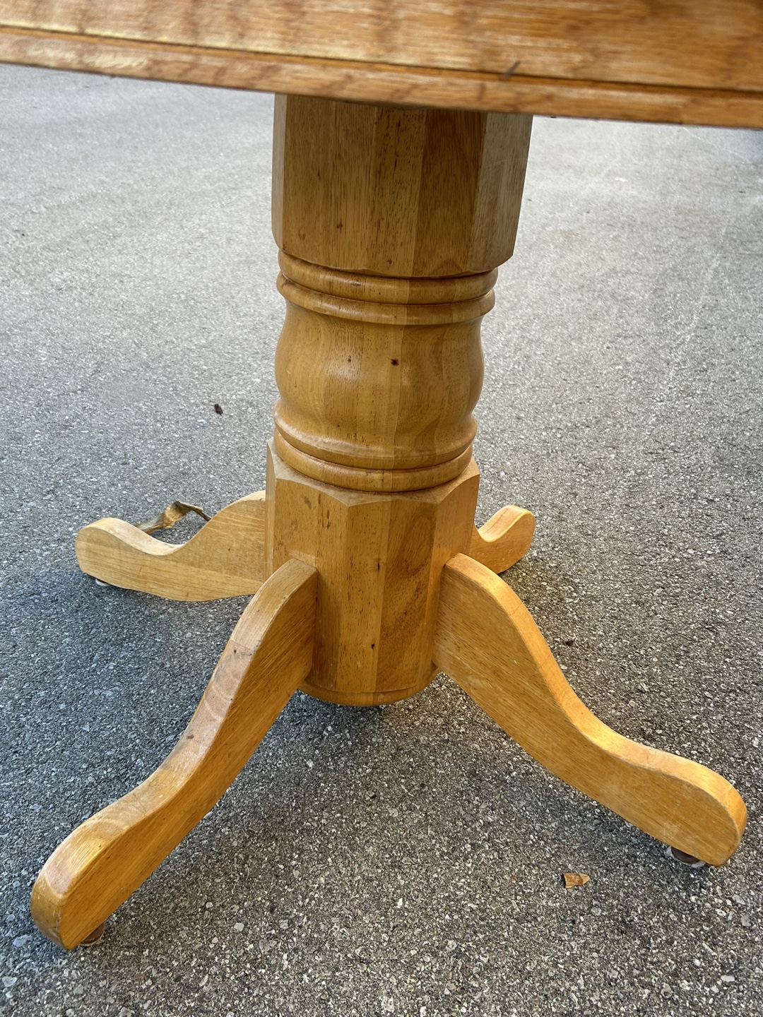 Round Dining Table - photo 2