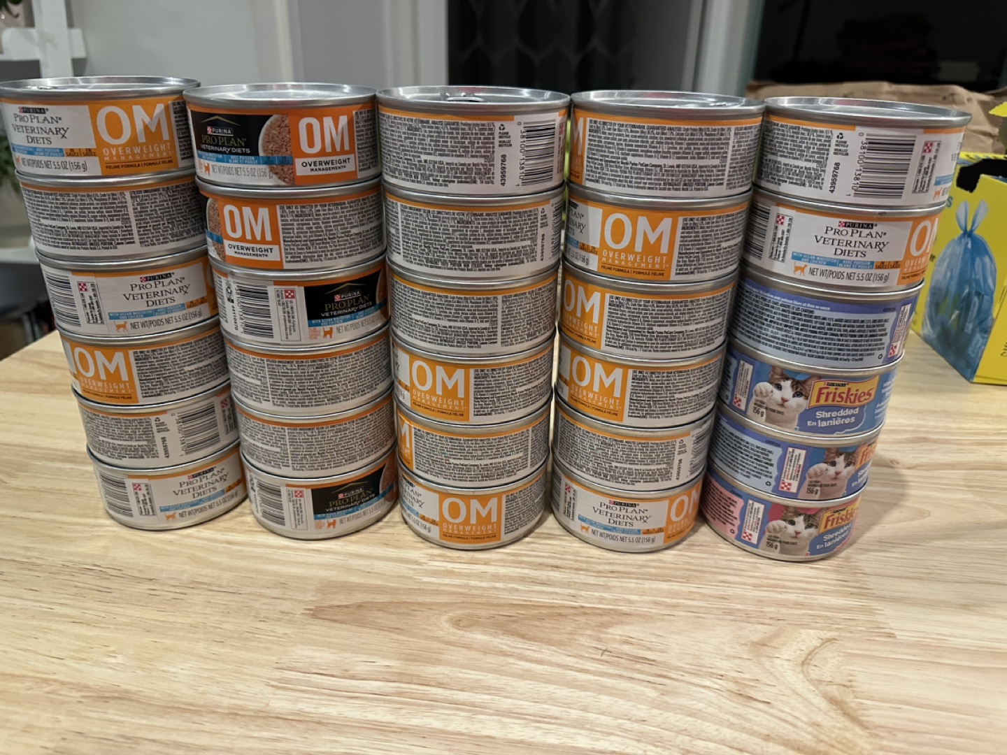 30 5.5oz cans of cat food