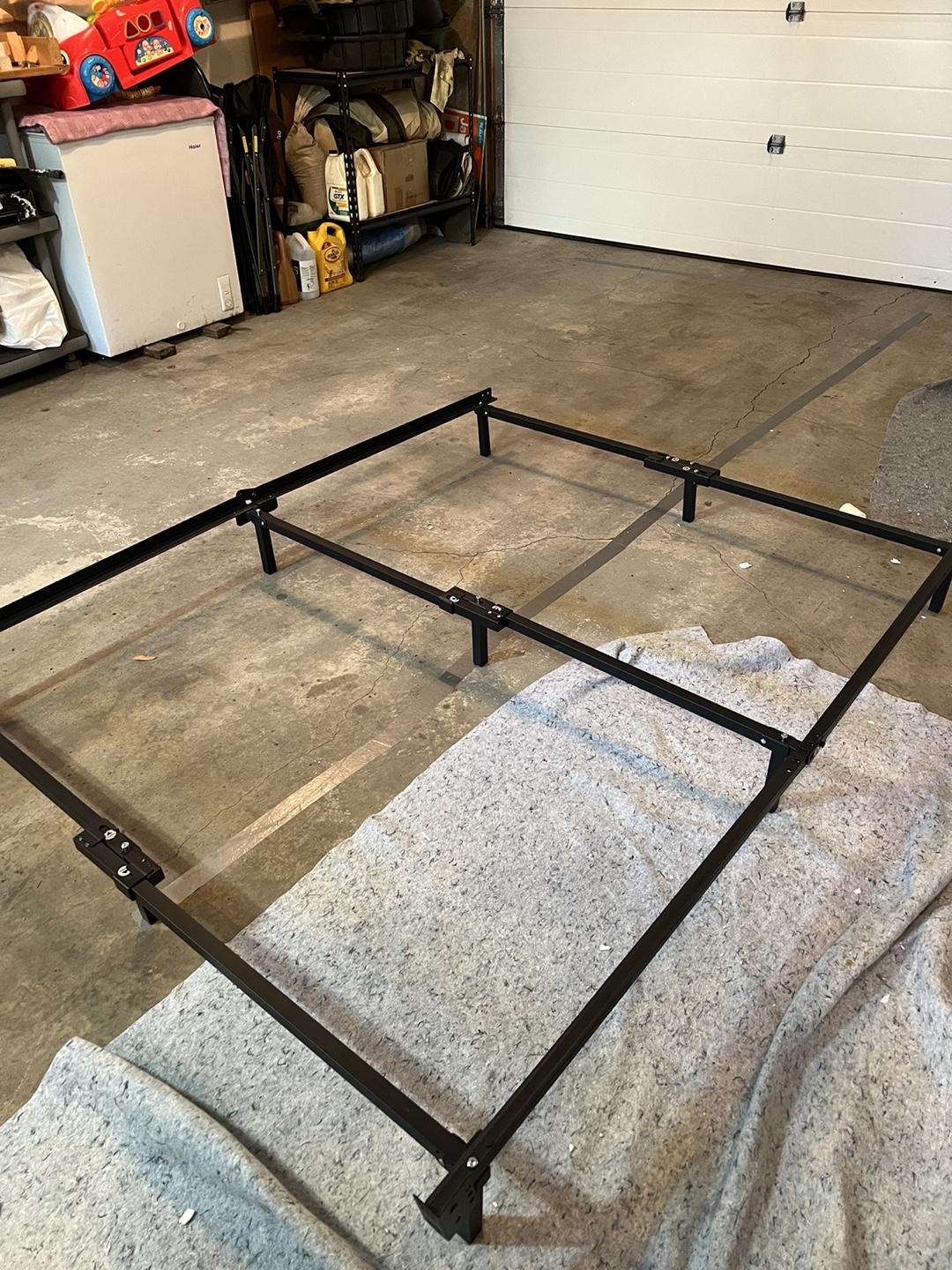 Queen metal bed frame - photo 2