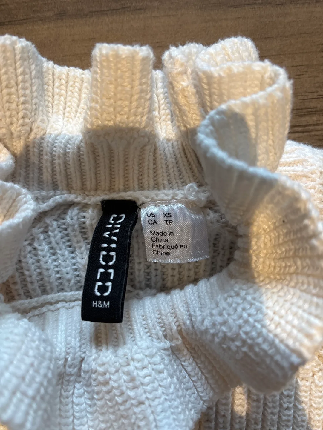 #freecycle 🎃H&M White Ruffle Sweater image indicator(2)