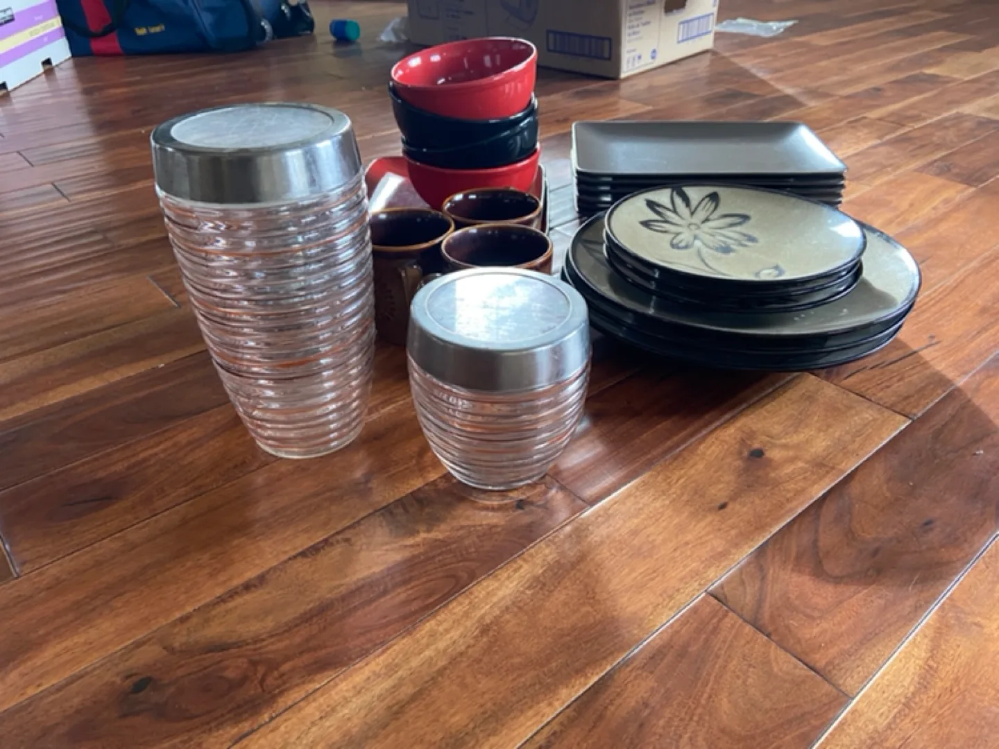 Dinnerware Set and Accessories image indicator(2)