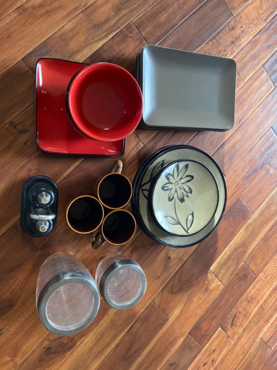 Dinnerware Set and Accessories image indicator(3)