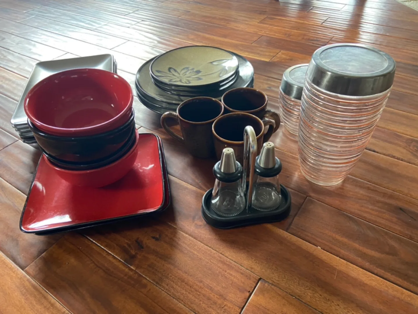 Dinnerware Set and Accessories image indicator(4)