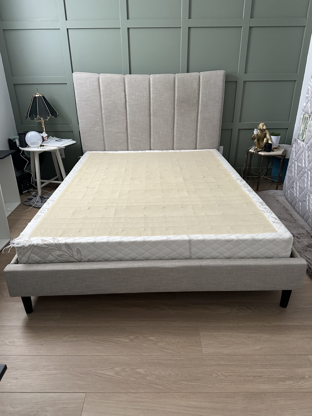 Queen-sized bed frame + free box spring - photo 2