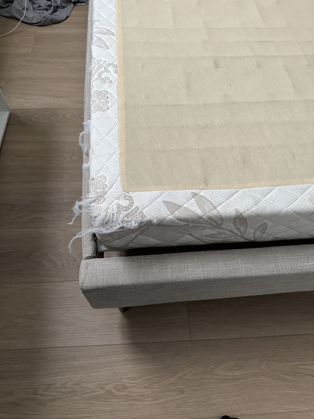 Queen-sized bed frame + free box spring - photo 5