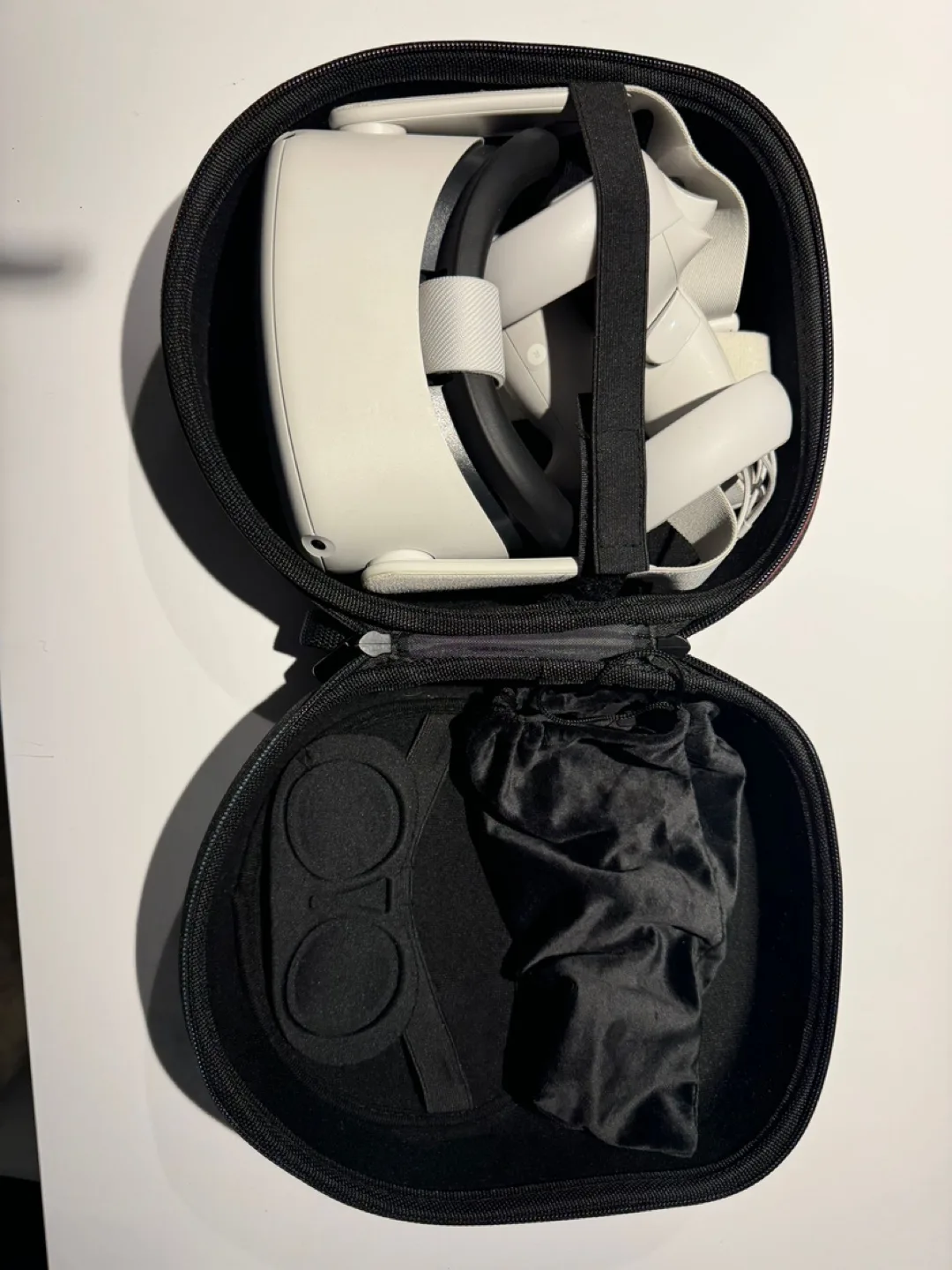 Oculus 2 VR Headset + Carrying Case (128gb) image indicator(2)