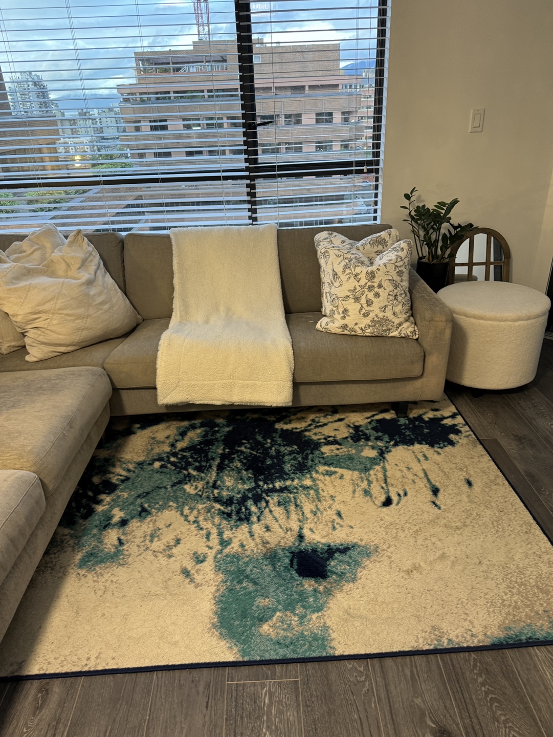 Large Teal Blue and Beige Vintage Area Rug 5’3”x7’7” - photo 4