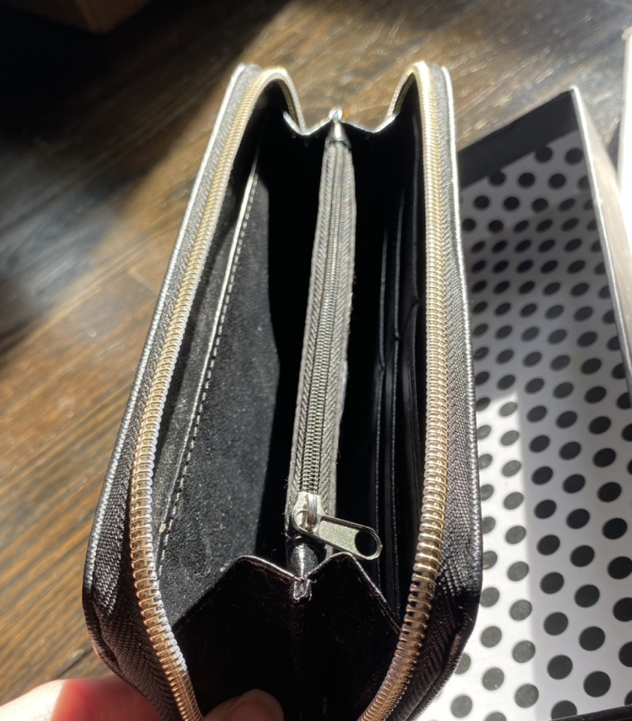 🧡DKNY black zippered wallet