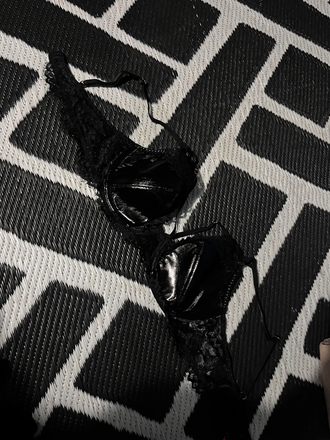 La Senza Black Lace Bra Size L/G image indicator(4)