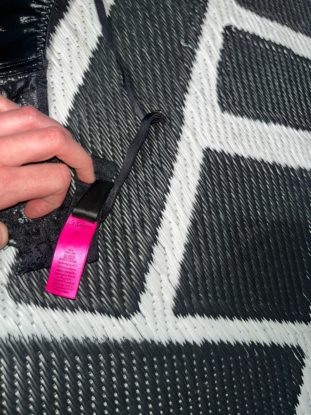 La Senza Black Lace Bra Size L/G image indicator(3)