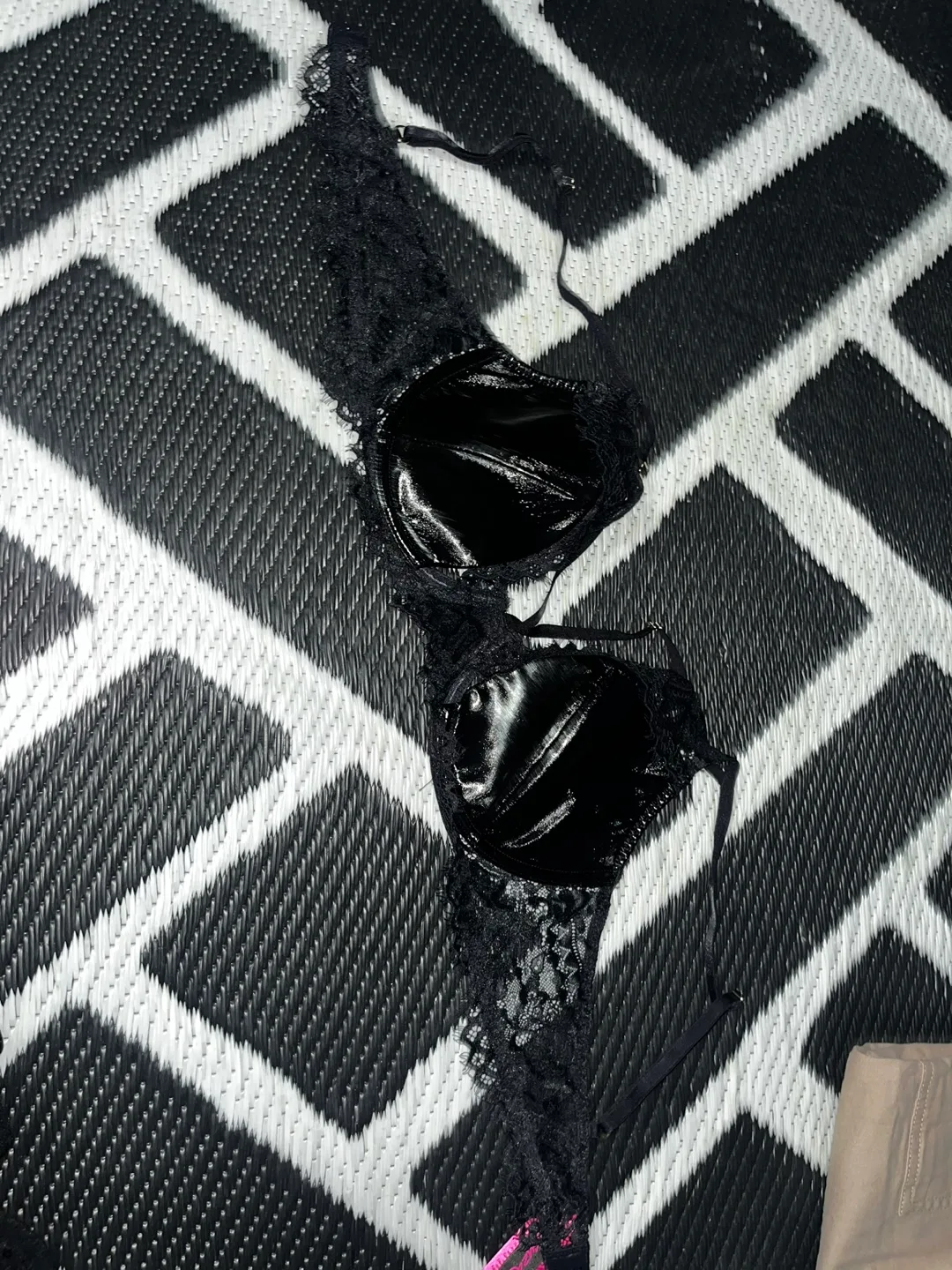 La Senza Black Lace Bra Size L/G image indicator(5)